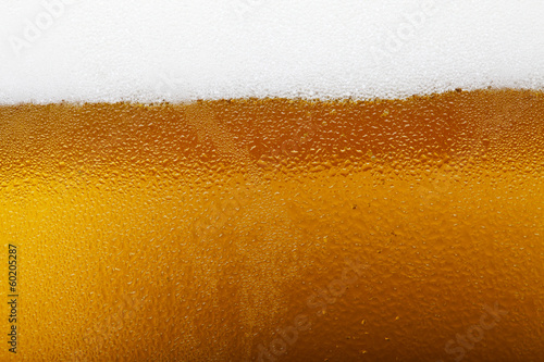 Fotografía Foto de primer plano de una cerveza con espuma y burbujas