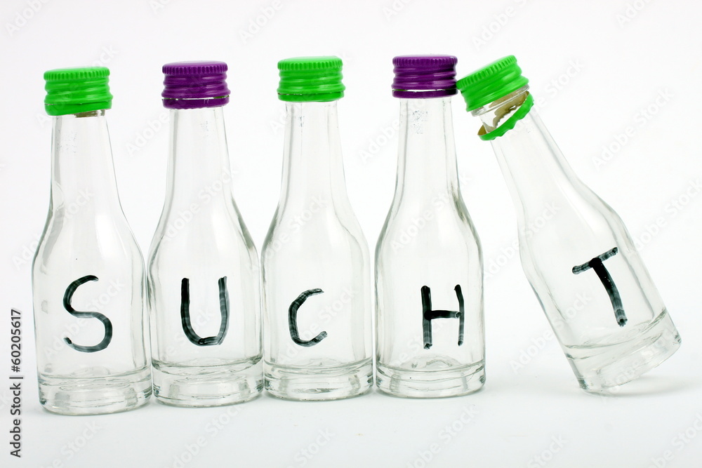 Alkoholflaschen, eine gekippt, Sucht auf Flaschen Stock Photo