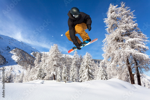 Naklejka - mata magnetyczna na lodówkę Snowboard na tle pięknego krajobrazu