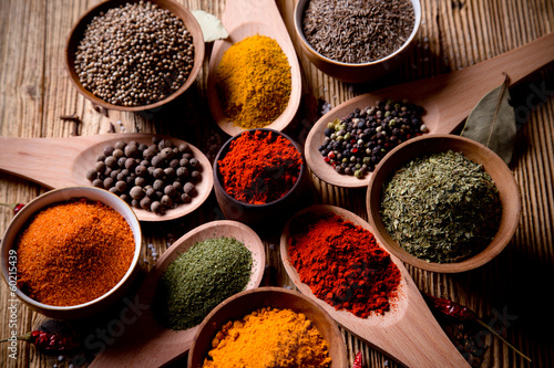 Photo Assorted spices on wooden background