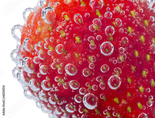 Board z aluminiowym obramowaniem Freshstrawberry z bąbelkami wody na białym tle