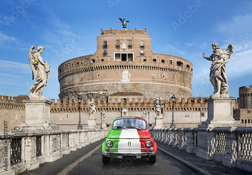 Nowoczesny obraz na płótnie Voiture de collection devant le chateau Sant'Angelo de Rome, Ita