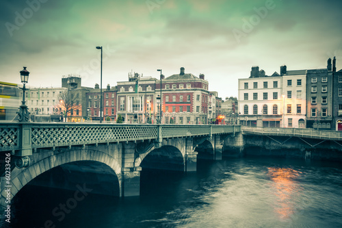 Plakat na papierze fotorealistycznym Styl vintage widok Dublin granda mostu