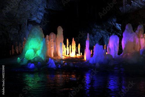 Tapeta ścienna Zamarzniętym stalagmitem w głębokiej marmurowej jaskini, Rosja