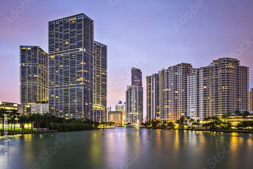 Plakat na papierze fotorealistycznym Miami, Floryda, usa panoramę na rzece miami i klucz brickell