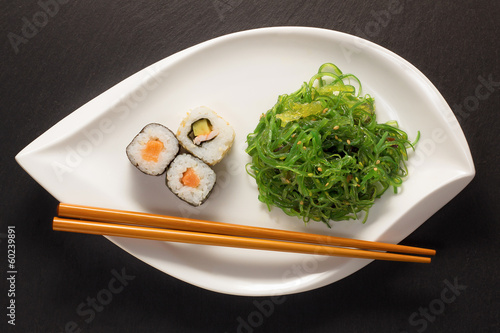 Tapeta ścienna Sałatka z alg z maki sushi i pałeczkami
