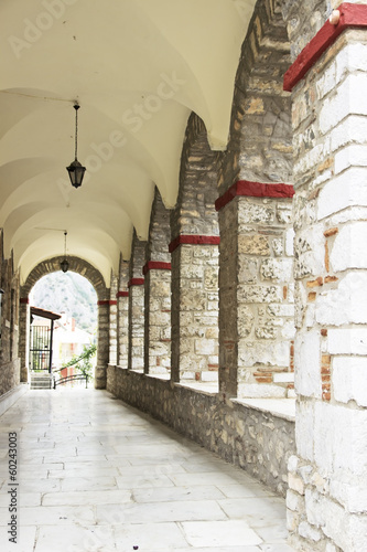 Board z aluminiowym obramowaniem Szczegóły architektury: kolumny i łuki