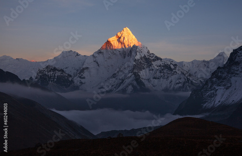 Board z aluminiowym obramowaniem Złoty piramidę szczytu ama dablam (6856 m) o zachodzie słońca.