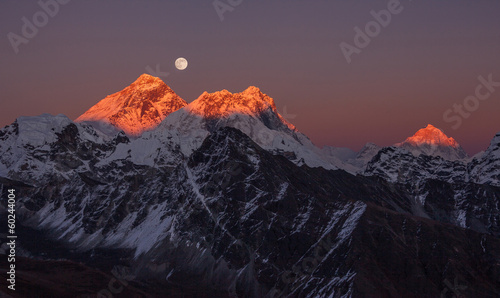 Fotoboard na płycie Mount everest (8848 m) szczyt makalu (8485 m) zachód słońca pełni księżyca.