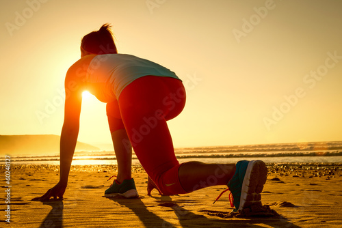 Board z aluminiowym obramowaniem Kobieta gotowa do pracy na plaży o zachodzie słońca