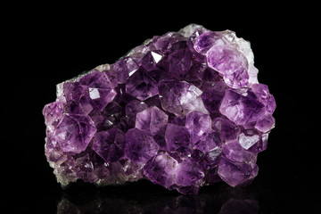 Violetter Amethyst vor schwarzem Hintergrund