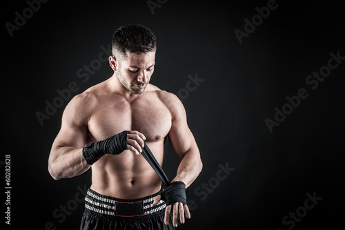 Obraz na płótnie canvas dwuczęściowy "dyptyk" Sportowiec kick bokser intensywny portret na czarnym tle.