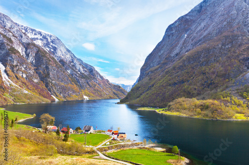 Board z aluminiowym obramowaniem Naeroyfjord - krajobraz fiordu w regionie Sogn og Fjordane.