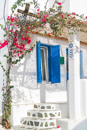Plakat na papierze fotorealistycznym Tradycyjny grecki dom na wyspie mykonos, Grecja