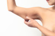 Frau prüft den schlaffen Muskel an ihrem Arm