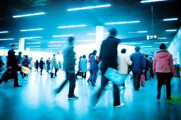 Canvas Print - Pedestrians walking in the subway aisle