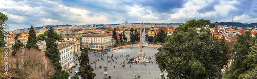Board z aluminiowym obramowaniem Piazza del Popolo w Rzymie, Włochy