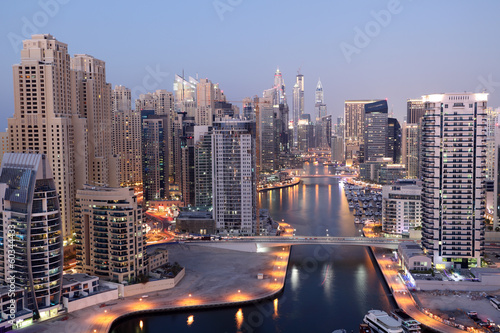 Obraz w ramie Dubai Marina illuminated at dusk. United Arab Emirates