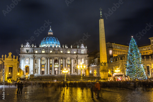 Board z aluminiowym obramowaniem Widok z bazyliki di san Pietro, noc, watykan w Rzymie, ital