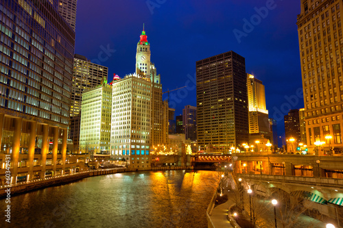 Plakat na papierze fotorealistycznym Chicago river walk with lights o zmierzchu, il, usa