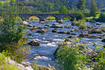 Fototapete - Egersund, Fluss mit Bogenbruecke