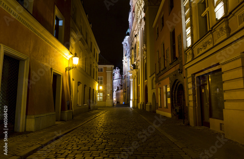 Naklejka samoprzylepna Nocne zdjęcie brukowanej uliczki w starej części Poznania, polan