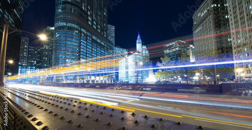 Plakat na papierze fotorealistycznym Ruch przez Chicago w nocy