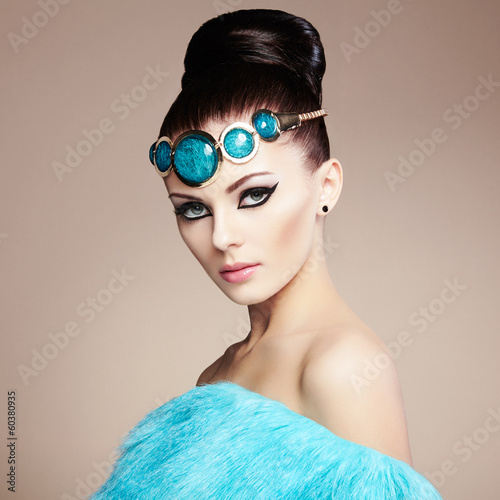 Tapeta ścienna Kobiety glamour w pelerynie z futra