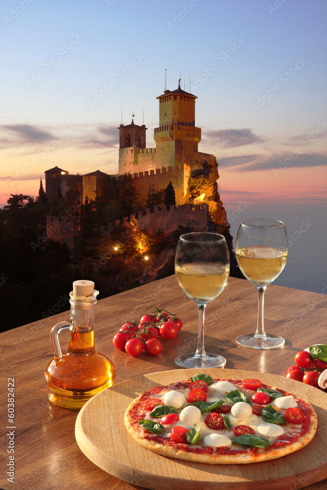 Obraz na płótnie San Marino Castle with Italian pizza in Italy w salonie
