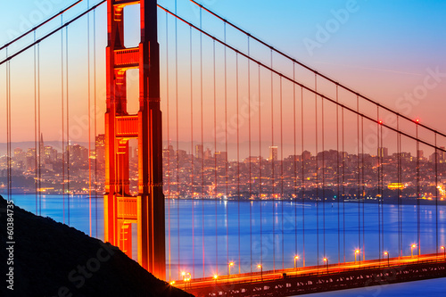 Board z aluminiowym obramowaniem San francisco golden gate bridge sunrise przez kable