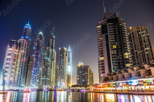 Board z aluminiowym obramowaniem Dubai marina cityscape, Zjednoczone Emiraty Arabskie