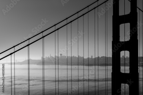 Board z aluminiowym obramowaniem San francisco golden gate bridge czerni i bieli w kalifornii