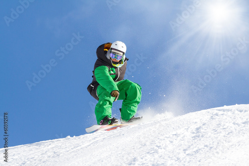 Board z aluminiowym obramowaniem Snowboardzista