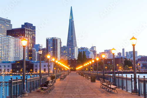 Board z aluminiowym obramowaniem San Francisco 7 molo w Kalifornii