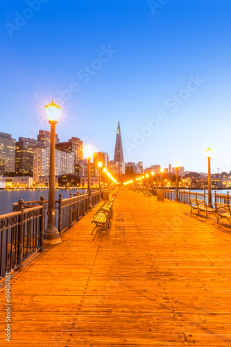 Board z aluminiowym obramowaniem San Francisco 7 molo w Kalifornii