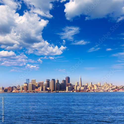Board z aluminiowym obramowaniem San francisco skyline w Kalifornii z wyspy skarbów