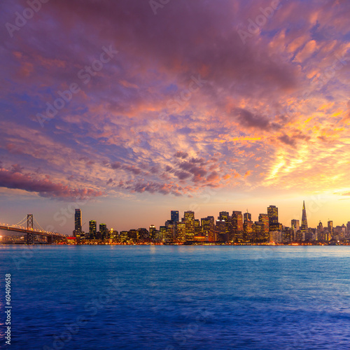 Board z aluminiowym obramowaniem San francisco sunset skyline california bay odbicie wody