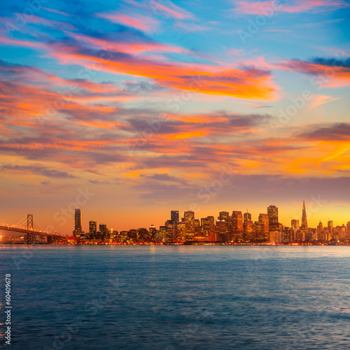 Board z aluminiowym obramowaniem San francisco sunset skyline california bay odbicie wody