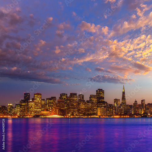 Board z aluminiowym obramowaniem San francisco sunset skyline california bay odbicie wody
