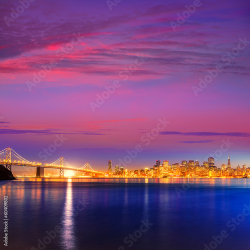Board z aluminiowym obramowaniem San francisco sunset skyline california bay odbicie wody
