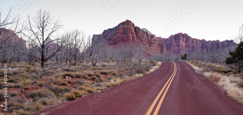 Board z aluminiowym obramowaniem Droga wschód wysoka góra buttes zion national park pustynia