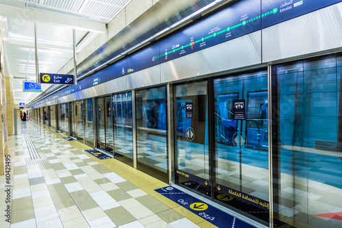 Board z aluminiowym obramowaniem Terminal metra dubai w Dubaju, zjednoczone emiraty arabskie.
