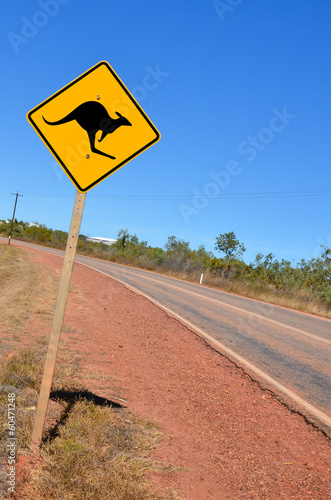 Board z aluminiowym obramowaniem Znak ostrzegawczy na zakrzywionej drodze w australijskim buszu