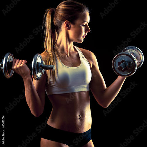 Board z aluminiowym obramowaniem Dziewczynka fitness - atrakcyjna młoda kobieta pracuje z hantlami