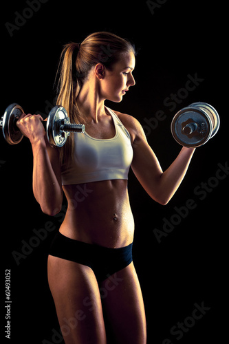 Board z aluminiowym obramowaniem Dziewczynka fitness - atrakcyjna młoda kobieta pracuje z hantlami