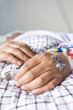 © 06photo - The patient's hand on the bed