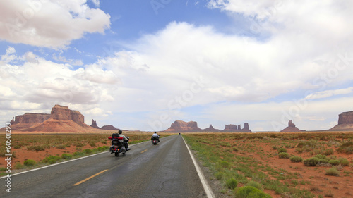 Board z aluminiowym obramowaniem Motocykle w drodze do Monument Valley, Arizona