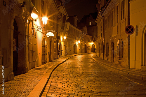 Obraz na płótnie canvas trzyczęściowy "tryptyk" Praga - nocna nawa w małym kwartale