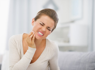 Portrait of young woman with toothache