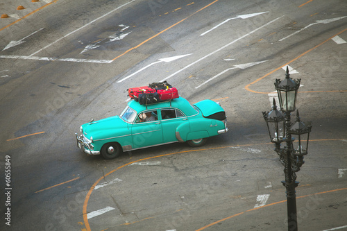 Photo HAVANA, CUBA - JUNE 26: Vintage cars on the streets of Havana, J